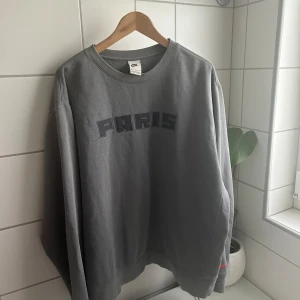 Nike Tröja  - Nike x Paris tröja som är storlek XL men som även passar L. Bra skick och inga defekter! 
