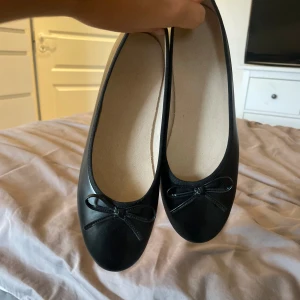 Ballerinaskor - Svarta ballerinaskor i stl 38. Helt oanvända