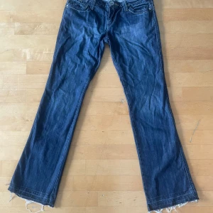 Lågmidjade utsvängda jeans - Jättesnygga lågmidjade jeans med coola detaljer. Använda en gång och uppsprättade där nere. Pris kan diskuteras, fler bilder skickas i dm om du är intresserad