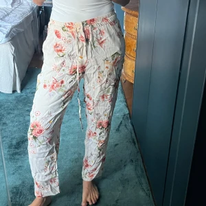 Zara byxor blommiga - Aldrig använda zara byxor 
