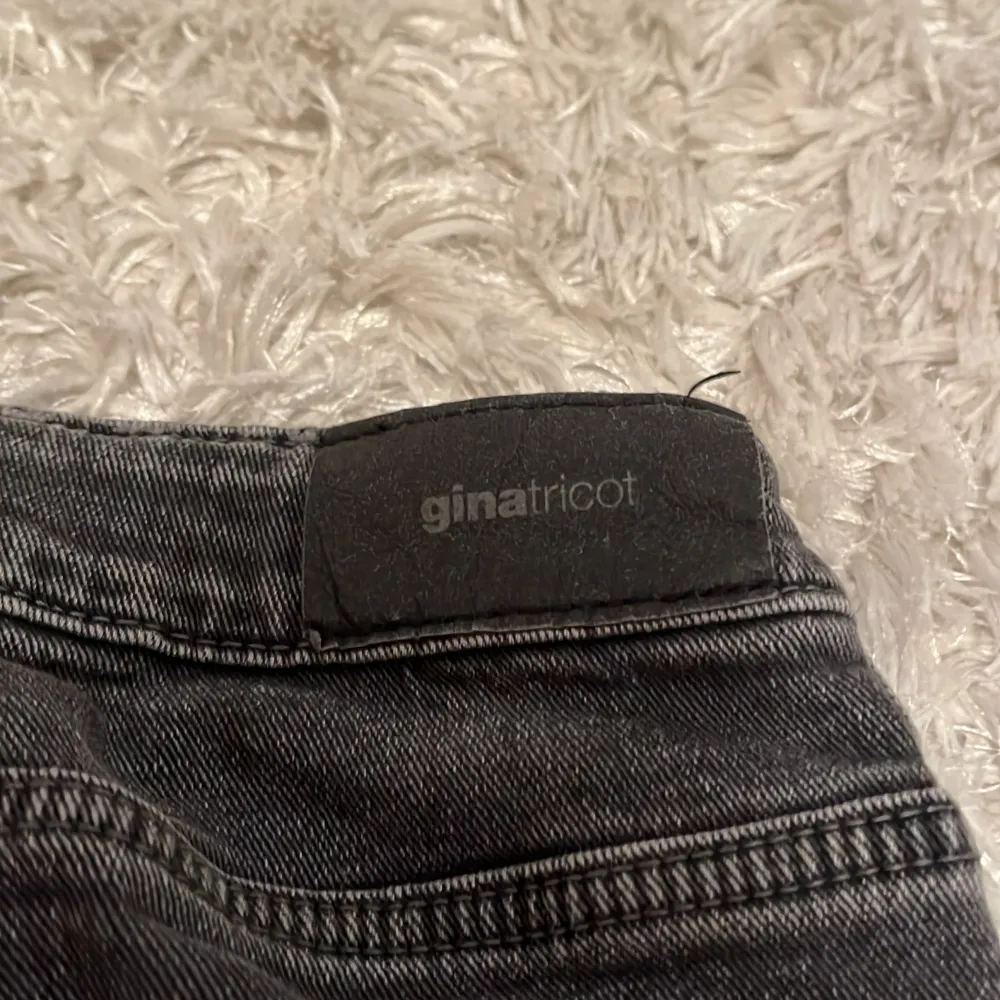 Säljer ett par snygga svarta jeans från Gina Tricot i storlek 158. De har en klassisk femficksdesign med knapp och dragkedja framtill. Jeansen är bootcut. Nypris:300kr. Dem är svartgråa i färgen . Jeans & Byxor.