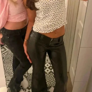 New Yorker skinnbyxor - Trendiga byxor från New Yorker! Strl XL men små i storlek, passar mig som har M/L 😊❤️ enda defekten är en liten vit prick på låret men inget som syns 