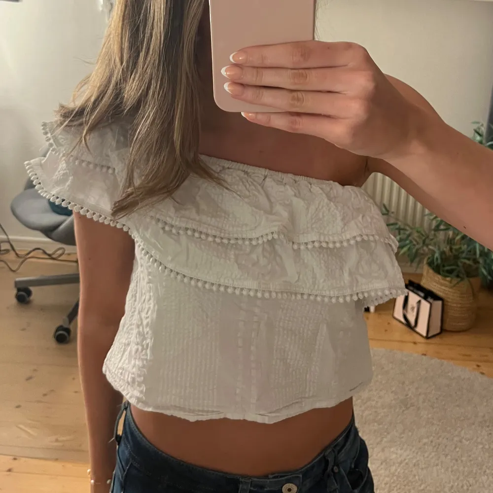 Den helt perfekta blusen till alla tillfällen! Den går både att ha off-shoulder och one-shoulder (se bilder)💓 Den är i storlek xs, men skulle säga att den passar s också!. Blusar.