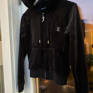 Juicy Couture hoodie säljes! - Svart hoodie från Juicy Couture med strass-stenar säljes i storlek xs! Jättefint skick✨ Nypris ca 1200:- säljes för 500:-