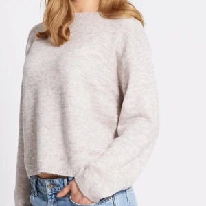 Stickad tröja - Söt stickad tröja från lager157. Storlek M men blev liten i torktumlaren så jag antar att det passar de med storlek XS men även S. 