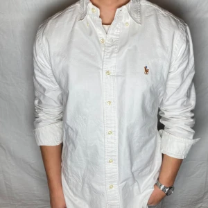 Ralph Lauren Skjorta - Clean skjorta från Ralph Lauren. Perfekt att ha som overshirt eller under pullover. Nypris: 1499 kr. Stilavd pris: 499 kr. Modellen är 171 och väger 65kg.  Hör av dig vid frågor🤝