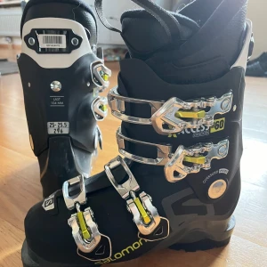 Salomon x access r60 pjäxor  - Använt 2 vintrar, fint skick! Storlek 25-25.5 (39-40) All mountain pjäxor, perfekta i pist eller lös snö❄️ Modell: Salomon x access r60