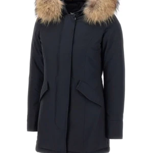 Marinblå Woolrich Jacka - Nu säljer jag min vinterjacka från Woolrich. Stl 36\S i marinblå. Kan tänka mig gå ner i pris vid snabb affär. Vid frågor DMa mig!🌸