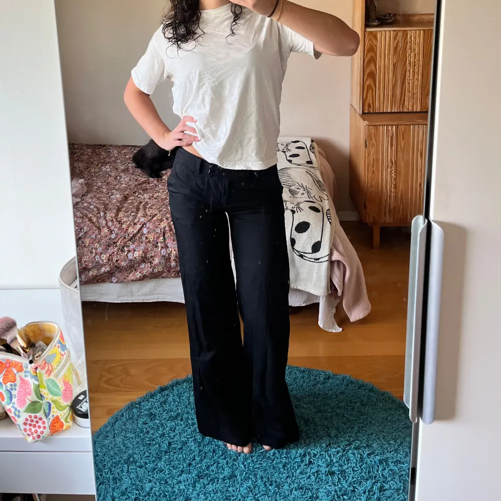 Säljer dessa lågmidjade svarta kostymbyxorna från kollektionen Stella McCartney for H&M!💕 Vida ner till och är verkligen den perfekta fest och vardagsbyxan🪩❤️‍🔥 jag är 170cm lång!. Jeans & Byxor.