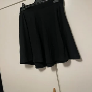 Svart kjol  - Använd en gång! 