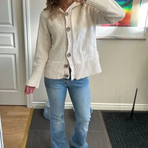 Stickad hoodie med knappar💕 - Stickad hoodie med knappar💕💕står storlek L men för referens brukar jag ha xs/s. Obs mitten knappen har lossnat ❤️‍🔥