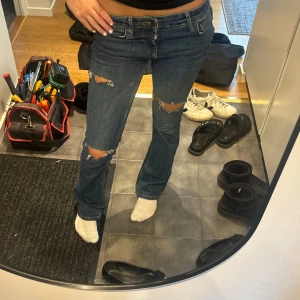 Lågmidjade jeans  - Intresse koll på dessa blå lågmidjade jeans. Inga deffektern förutom lite slitna längst ner på byxorna. ❤️ Jag är 169 o ja skulle säga att de passar 164-172. I storlek 34 men passar som s/xs. Är mer än okej med att diskutera pris. Börjar på 600❤️