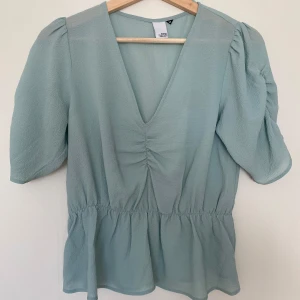 Ljusgrön blus med v-ringning - Säljer en superfin ljusgrön blus. Har använts fåtal gånger. Skönt och tunt material. 💞