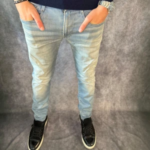 Replay anbass jeans  - // Replay anbass jeans | Storlek W31/L32 | Benlängd: 102cm / Midja: 41cm | Nypris runt 1800kr | Kontakta för fler frågor eller funderingar // Deluxecloset