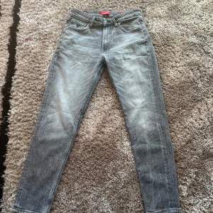 Säljer dessa feta jeans från guess. Modellen är Mid Rise Regular Tapred. Storleken är 31/31 och är i väldigt bra skick, har använts fåtal gånger. Skriv om frågor och funderingar!