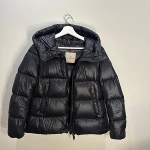 Moncler jacka dam - Moncler jacka seritte som är köpt förra vintern på farfetch för 16000kr, den har fått sig en skråma på bakarmen på ena sidan då jag slagit i en vägg men går att fixa hos en skräddare, nypris idag är 17190kr!! 🤗 pris kan diskuteras. Strl xs.