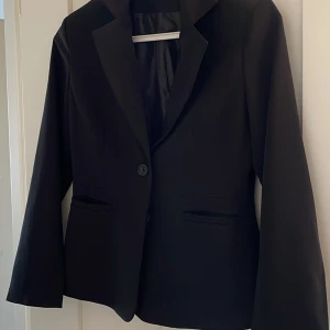 Svart kavaj - En svart kavaj som är precis som ny 