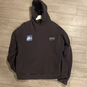 axel arigato luvtröja  - säljs i använt skick 6/10 enligt bild ( mindre i storleken)