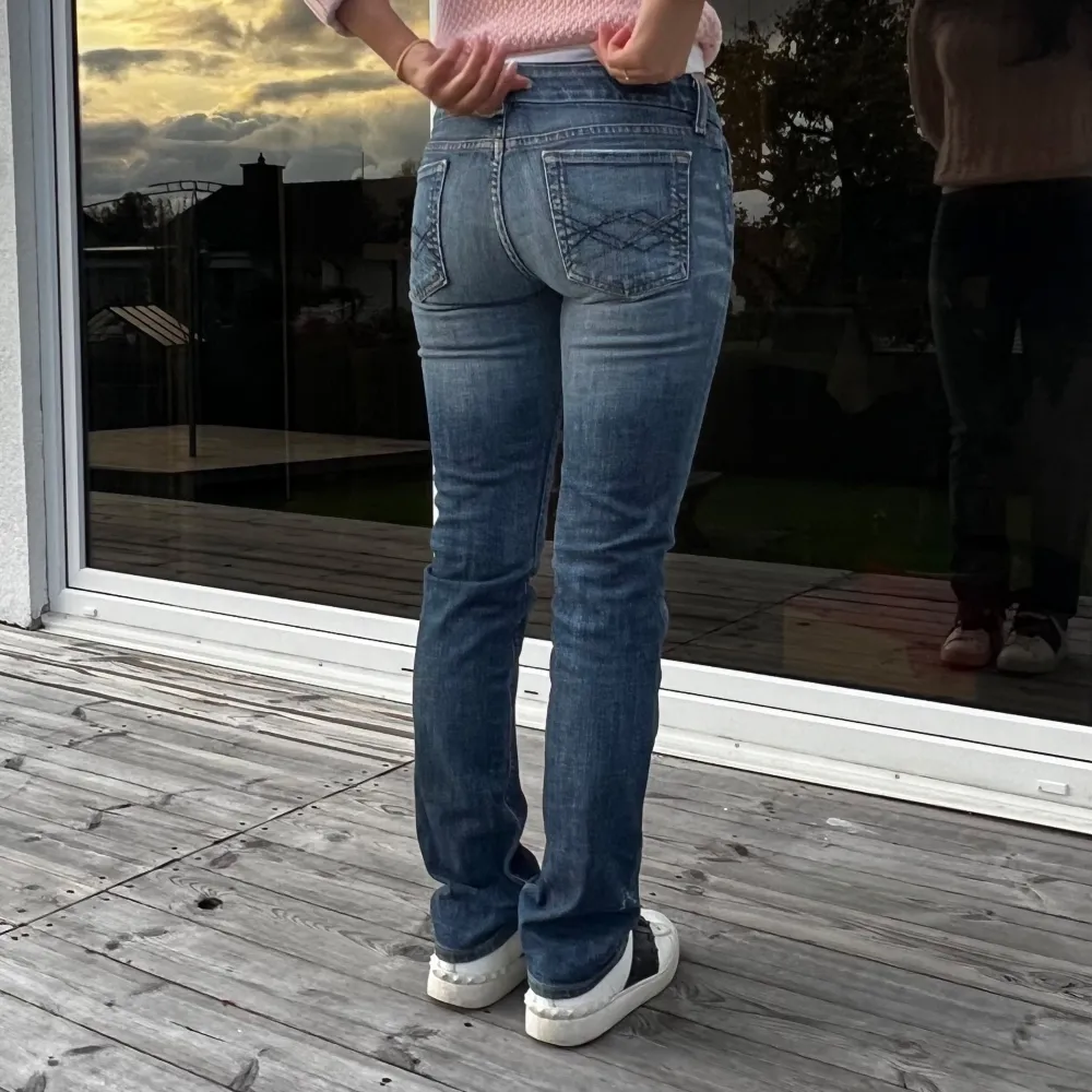 VINTAGED ”SLIM” JEANS! ⭐️Midje: 72cm och innebenslängd: 71cm. Jeans & Byxor.