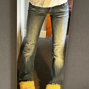 Jeans - Lågmidjade, bootcut jeans från Armani jeans köpta second hand💖Bara att skriva och be om du funderar på mått! 