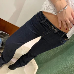 Lågmidjade bootcutjeans - Superfina mörkblå lågmidjade bootcutjeans från only🌟stl 40 men skulle säga att de passar 36/38 också