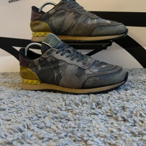 Valentino Rockrunner skor - Säljer nu dessa feta och trendiga Valentino rockrunner skor som är perfekta för hösten i  storlek 42-43 för endast 1599. Kan gå ner i pris vid snabb affär. Bara att höra av sig vid funderingar!