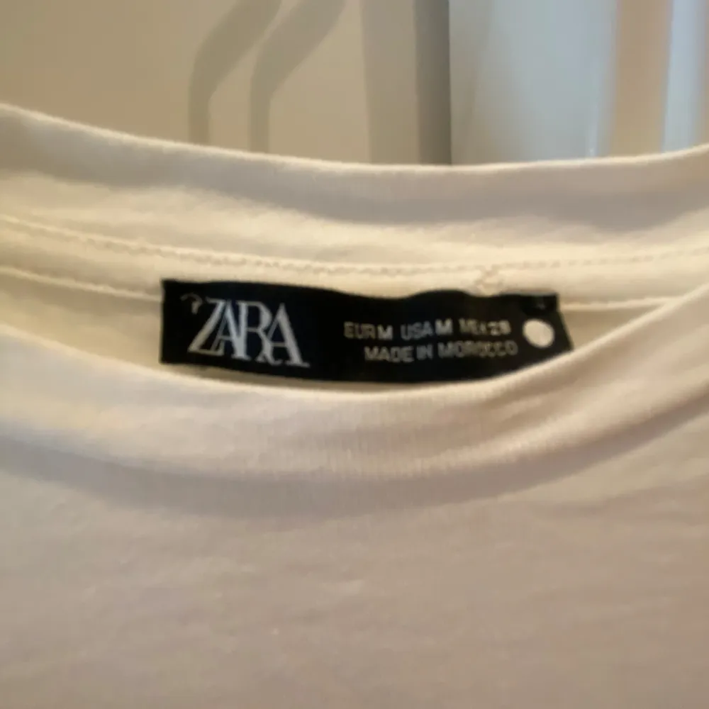 Säljer en superfin vit blus från Zara i storlek M. Den har puffiga kortärmar som ger en romantisk touch och är perfekt för både vardag och fest. Materialet är mjukt och bekvämt, vilket gör den lätt att bära hela dagen. Passar perfekt till jeans eller kjol för en chic look!. Yläosat.