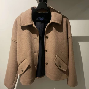 Gant kappa - Säljer nu denna jättefina kappa ifrån märket gant. Nypris ca 3000k. Inga defekter. Nyskick då jag endast använt den två gånger.