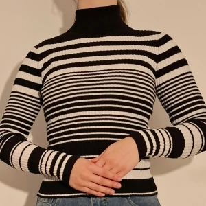 Randig polotröja - Randig polotröja i ribbmaterial.  (Sosta bilden visar tröjans material)