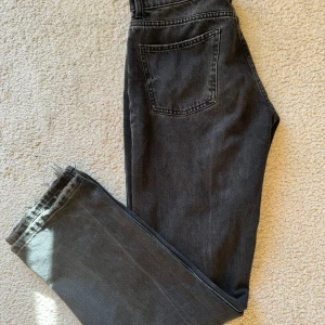 Mid/lowaist grå zara jeans  - Bra skick dock lite slitna i midjan högst upp på ena sidan (syns mer på sista bilden). Svart eller urtvättade lite i färgen, grå/svart