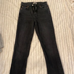 Jeans - Mid jeans, svarta, använt dem 6-7 gånger, bootcut med en 