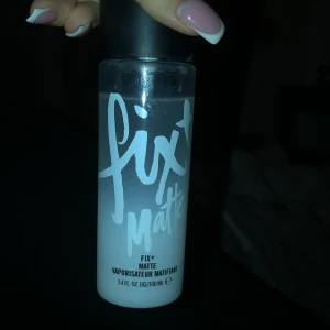 Mac fixing spray - Typ allt kvar . Säljer då jag använder den från Charlotte tilbury mer