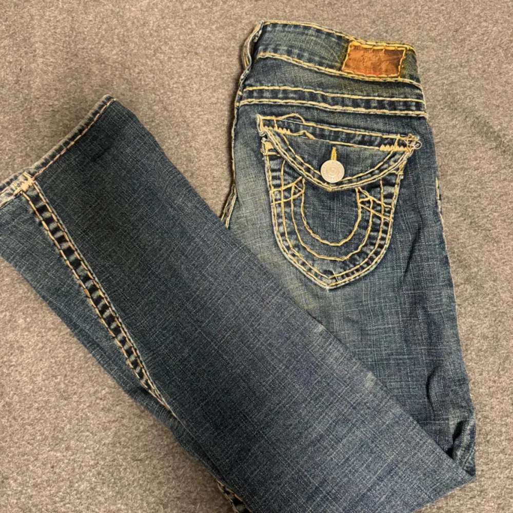 Säljer dessa skit fina True Religion jeans eftersom att jag köpte de ett tag sen här på plick men de är lite för stora för mig🥲. Passar dig som är 36/38. Om ni har frågor, kontakta mig!💞💞 De är low waist med bootcut😍😍. Jeans & Byxor.