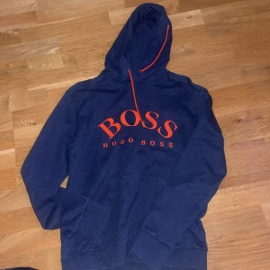 Hugo boss hoddie  - Hugo boss hoddie i fint skick storlek L
