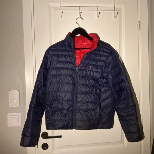 Polo Ralph lauren jacka - Polo Ralph Lauren jacka.  Säljer min polo jacka. Använd 5-7 gånger säljer den för den är för liten. Tveka inte på att skriva vid några frågor😊
