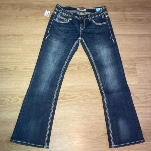 NYA Lågmidjade RockandRoll Cowgirl Jeans 29x32 - Supersnygga helt nya lågmidjade jeans av märket RockAndRoll Cowgirl i storlek 29x32, men långa i storlek och sitter snyggt över skorna. Köpta för 1200kr.    Säljer även ett par i 28x32