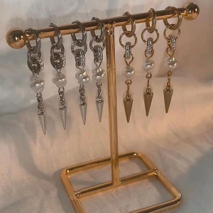 Örhängen  - FAVORITERNA TILLBAKS. Köp för 99kr/st  Eller  185kr/par  Modell 095