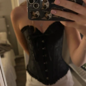 Korsett - Super fin korsett!! Perfekt nu till hallowen. Den är helt oanvänd endast testad och i storlek XS. Går att dra in och spänna ut så skulle säga att den passar till Xxs-S. Originalpris: 400kr