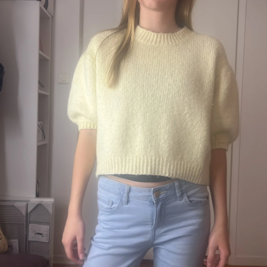 Gul stickad croppad tröja