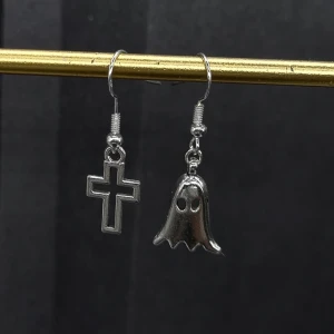 Handgjorda örhängen  - Handgjorda halloween örhängen●●Örhängeskrokar -rostfritt stål. Materisl-zinklegeringar. Nickel fri. Längd -3,5cm