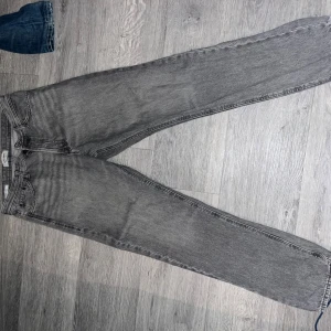 Jack and Jones jeans - Knappt använda  Skick 9/10 Stl:30:32 