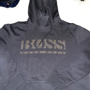 Boss hoodie - BOSS Hugo boss hoodie hel svart med guld text jätte skön jätte fint endast använd 1 gång 