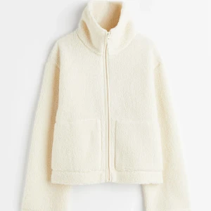 Teddyjacka  - Säljer denna populära oanvända teddy/pile jackan från hm i vitt/beiget!