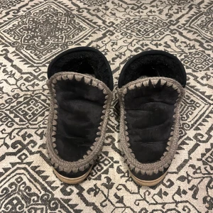 Mou mou skor - Lägger ut pga att jag gärna hade velat byta med någon som har ett par inuikiis Skriv annars vid intresse så kan pris diskuteras. Lite slitna.