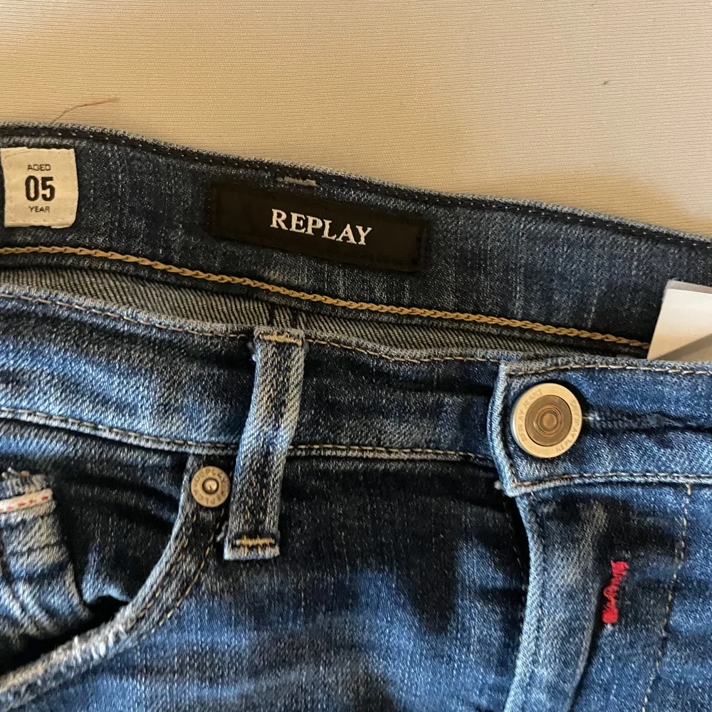 Säljer ett par snygga blå jeans från Replay i storlek för någon som är 150-165. De har en klassisk femficksdesign och är i bra skick. Perfekta för både lek och vardag! 👖. Jeans & Byxor.