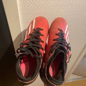 Fotbollsskor  - Jättefina fotbollskor i storleken 39 1/3. Helt okej skick använda en halv säsong, kan tvättas innan postning men då tar postningen längre tid. Pris kan diskuteras