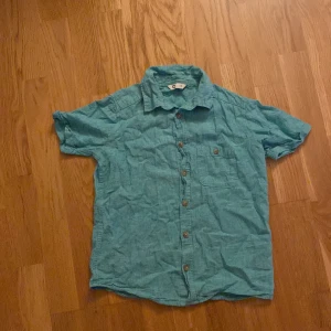 Sommar tröja/ skjorta - Använd ett få tal gånger, bra skjorta för barn. Stl:140