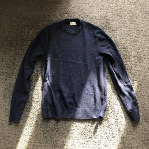 These glory days merino ull tröja - Säljer nu min extremt snygga merino ull tröja från these glory days, köpt på volt för nypris 1200kr. Storleken är M men sitter som S då den krympt lite i tvätten. Enda defekten är ett jätte litet hål längst ner på ärmen som inte syns vid användning. Skick 8,5/10 