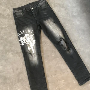 Amiri jeans - Amiri jeans i stl 40 Inga täcken på användning och jätte sköna för att vara ett par jeans. Pris är ej hugget i sten!