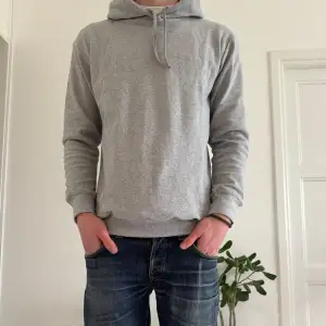 En grå och fräsch hoodie i en merinoullmix. Strl L. Helt ny! Finns fler färger och storlekar på min profil!